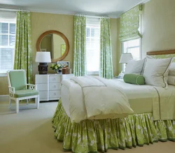 Зеленый цвет штор в интерьере спальни