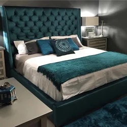 Бирюзовая кровать в интерьере спальни с мягким