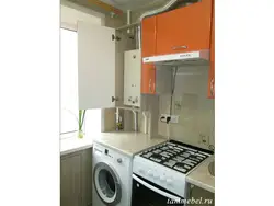 Кухня з газавай калонкай і пральнай машынай фота
