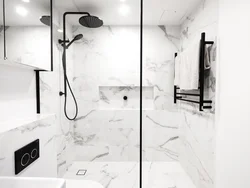 Ванная с черным мрамором и белым дизайн интерьера