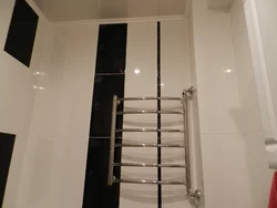 Пәтердегі ванна бөлмесінде жылытылатын сүлгі рельсінің фотосы