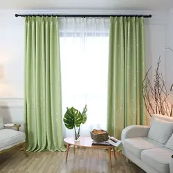 Зеленые шторы в интерьере гостиной с бежевыми обоями