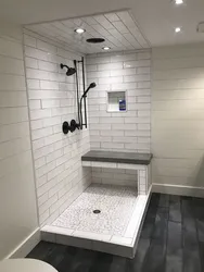 Ванна бөлмесінің интерьеріндегі плиткалардан жасалған душ кабинасы фото