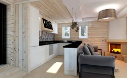 Интерьер совмещенной гостиной и кухни в деревянном доме