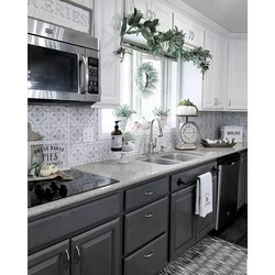 What countertop goes with a gray kitchen photo