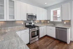What countertop goes with a gray kitchen photo
