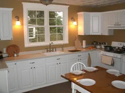 Кухня в загородном доме с окном посередине фото