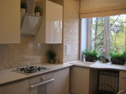 Дызайн маленькай кухні ў доме з акном