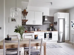 Серый холодильник в интерьере кухни фото