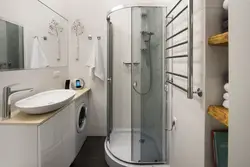 Интерьер ванной комнаты с душевой кабиной и ванной и унитазом