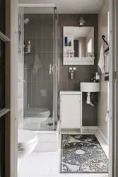 Интерьер ванной комнаты с душевой кабиной и ванной и унитазом