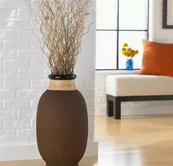 Напольные вазы в интерьере гостиной фото