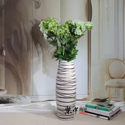 Падлогавыя вазы ў інтэр'еры гасцінай фота