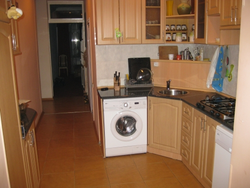 Кутняя кухня з халадзільнікам і пральнай машынай фота