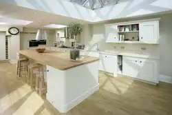 Кухня дизайн посередине стол