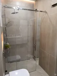 Ваннасыз ванна бөлмесі және перде фотосуреті бар душ