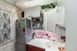 Кухні ў хрушчоўцы з газавай калонкай і халадзільнікам дызайн
