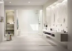 Light porcelain tiles in the bathroom interior