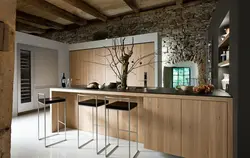 Интерьер кухни с элементами дерева
