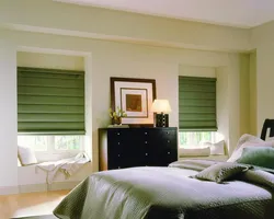 Дызайн спальні жалюзі на вокны