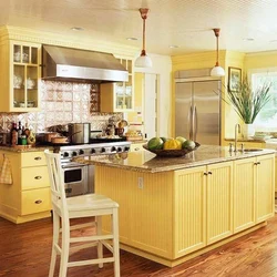Желтый цвет стен в интерьере кухни