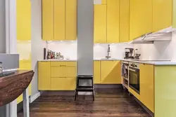 Mətbəx interyerində sarı divar rəngi