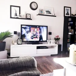 Дизайн полки над телевизором в гостиной фото