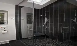 Черная душевая в интерьере ванной
