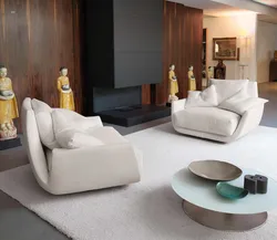 Кресло в интерьере гостиной в современном стиле