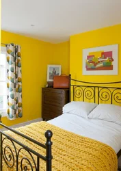 Желтый цвет стен в интерьере спальни