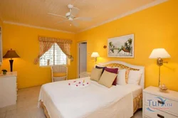 Жоўты колер сцен у інтэр'еры спальні