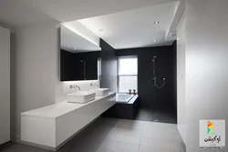 Дизайн светлой ванны с темным полом