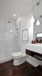 Дызайн светлай ванны з цёмнай падлогай