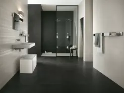 Дизайн светлой ванны с темным полом
