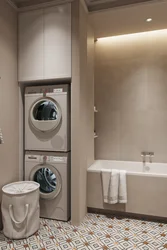 Стиральная машина и сушильная машина в интерьере ванной комнаты