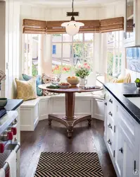 Дизайн кухни в своем доме с эркером