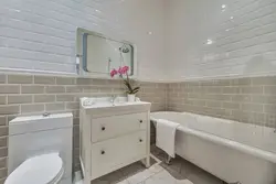 Белые панели в интерьере ванной