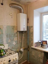 Фото кухни с газовой трубой и колонкой
