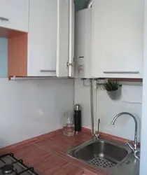 Фото кухни с газовой трубой и колонкой