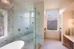 Ванная комната с душевой в доме с окном дизайн