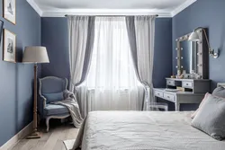Синие обои в интерьере спальни шторы