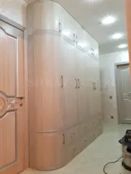 Koridorda quraşdırılmış menteşəli qarderoblar foto dizaynı