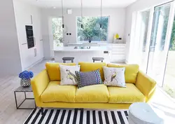 Желтый диван в интерьере кухни гостиной