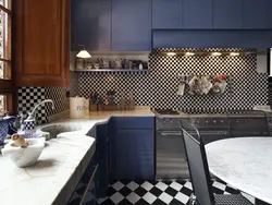 Кухня с синей столешницей и фартуком фото