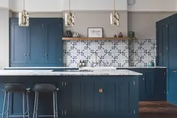 Ошхона бо countertop кабуд ва акс пешдоман