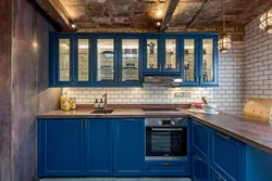 Кухня с синей столешницей и фартуком фото