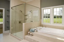 Дизайн ванной комнаты с окном и душем фото