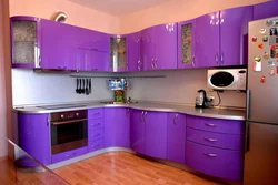 Угловая кухня фиолетовая с белым фото