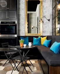 Дизайн темной кухни с диваном