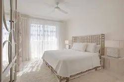 Белыя шторы ў інтэр'еры спальні